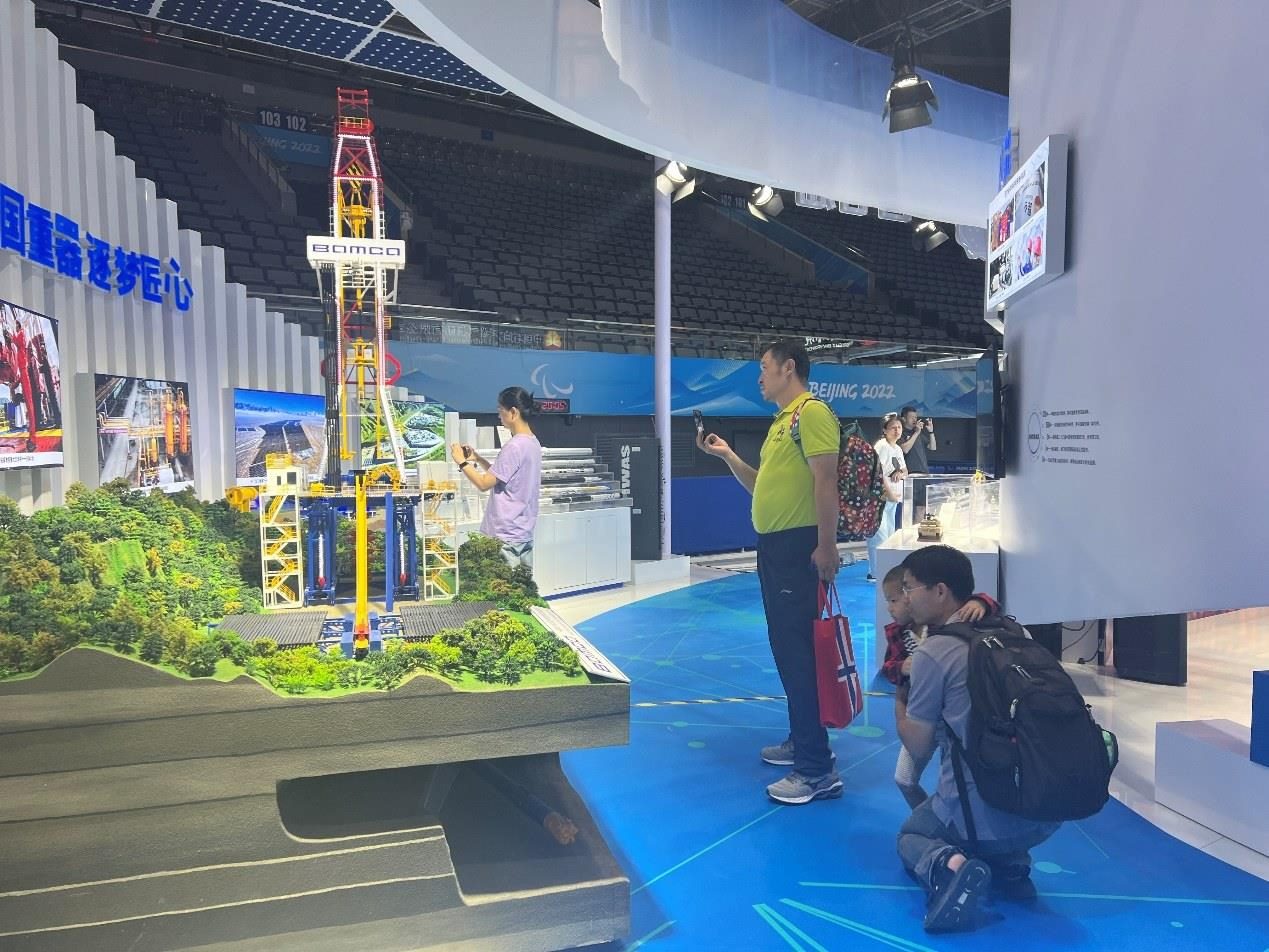 觀展群眾在國家體育館環(huán)境服務(wù)展區(qū)。人民網(wǎng) 歐陽易佳攝