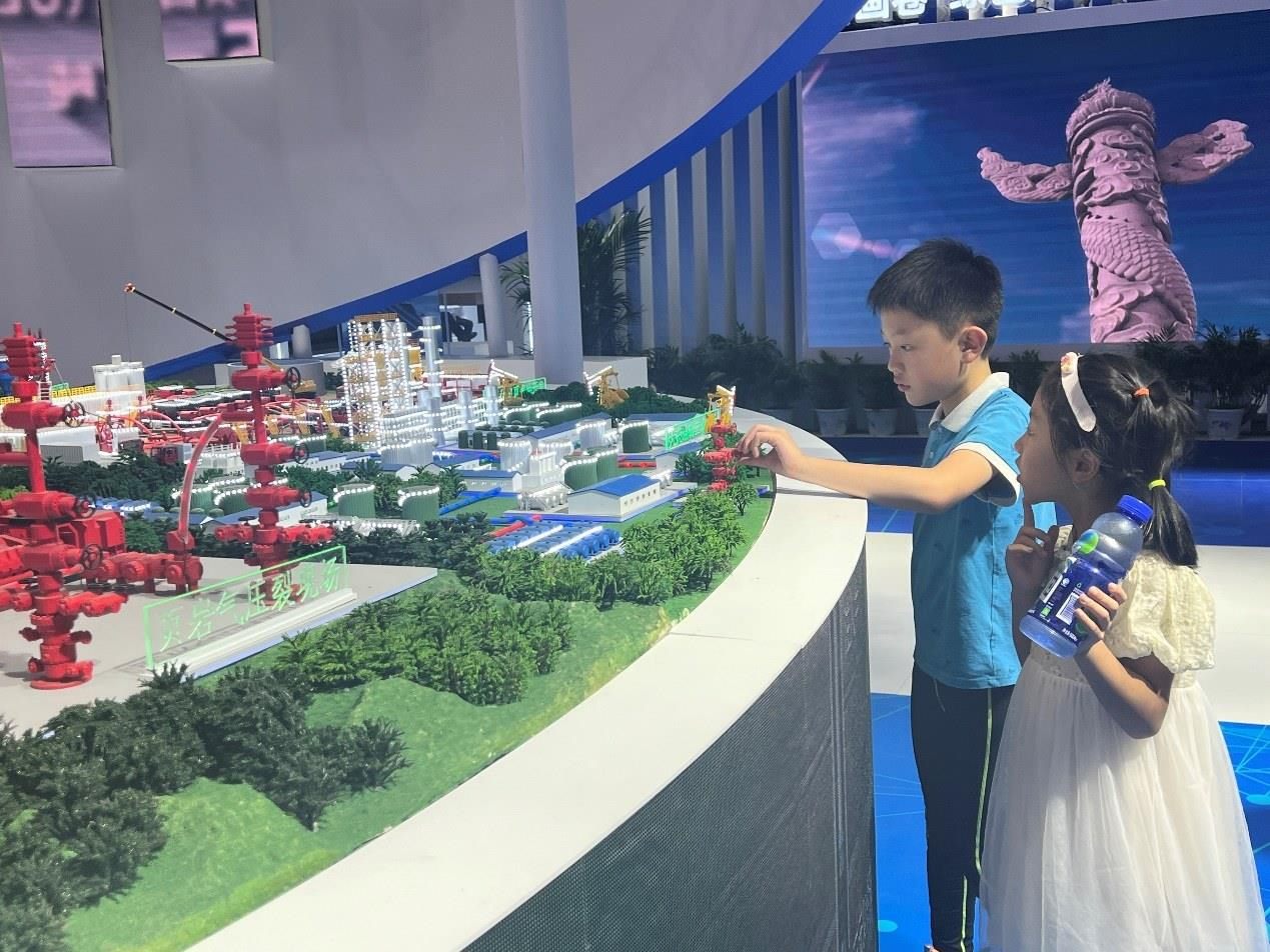 小朋友正在觀看展覽模型。人民網(wǎng) 歐陽易佳攝