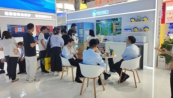 銀行機(jī)構(gòu)“勞動(dòng)者港灣”的服務(wù)理念，吸引觀展群眾上前咨詢。人民網(wǎng)記者 李彤?dāng)z