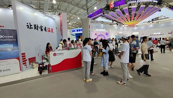 在銀行展臺(tái)，“溫度”成為了高頻詞匯。人民網(wǎng)記者 李彤?dāng)z