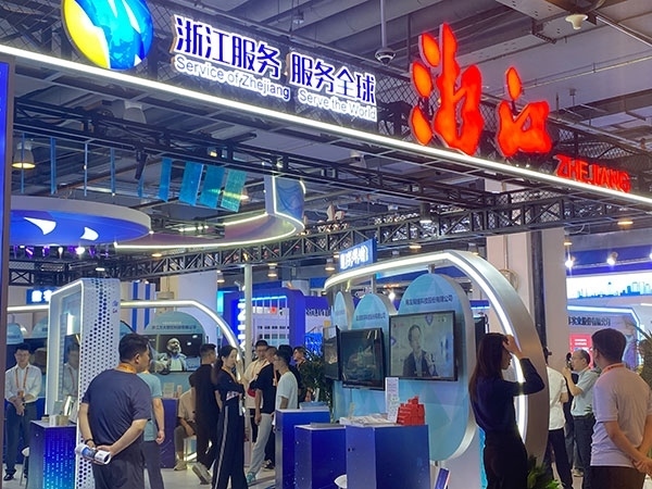 在浙江省交易團(tuán)展區(qū)，數(shù)字支付技術(shù)吸引了觀展群眾的目光。人民網(wǎng)記者 李彤?dāng)z