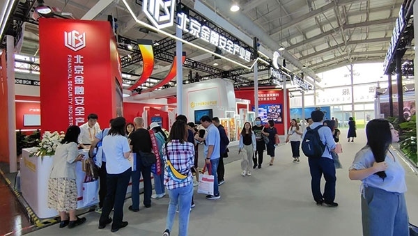 金融安全、投資者教育是金融服務(wù)展區(qū)知識(shí)科普的重要展示環(huán)節(jié)。人民網(wǎng)記者 李彤?dāng)z