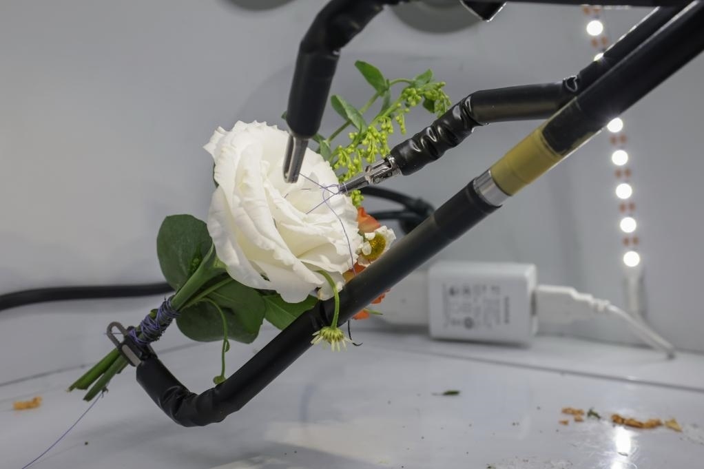 9月4日，在服貿會首鋼園區(qū)北京友誼醫(yī)院展臺，圖邁單臂腔鏡手術機器人用手術線打結。新華社記者 張玉薇 攝