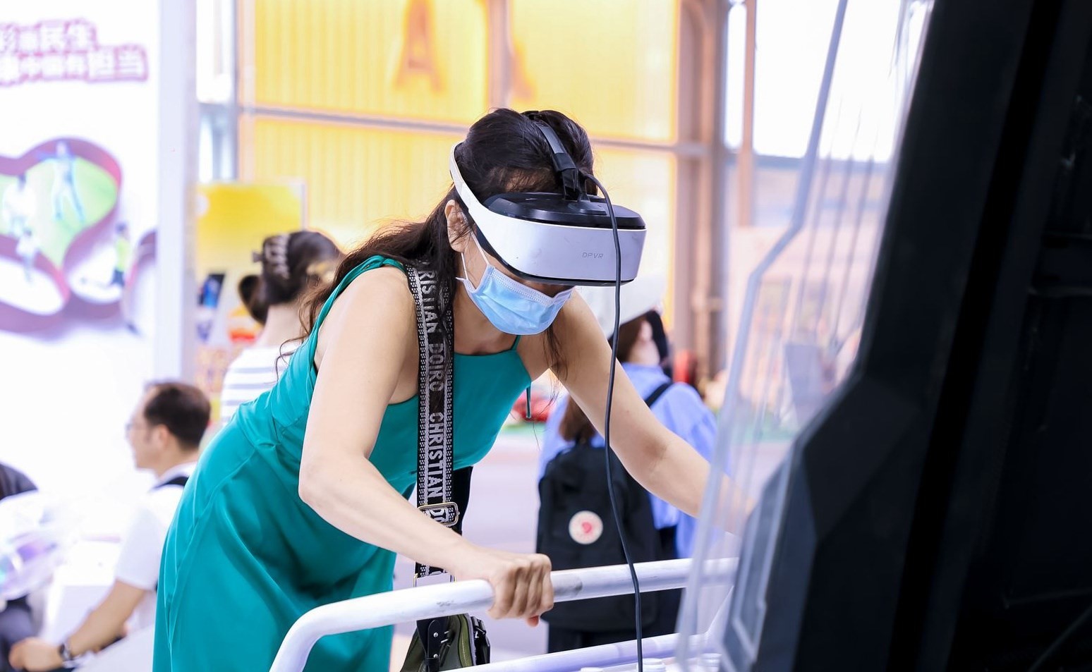 觀眾參與AI體驗(yàn)。圖片來(lái)源：中國(guó)國(guó)際服務(wù)貿(mào)易交易會(huì)