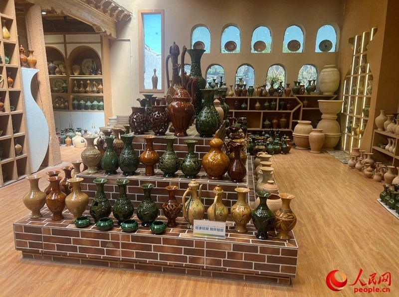 土陶展覽館內(nèi)展示的精美土陶制品。人民網(wǎng)記者 常雪梅攝