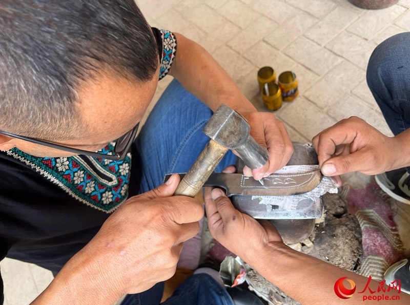 手工制作英吉沙小刀。人民網(wǎng)記者 常雪梅攝
