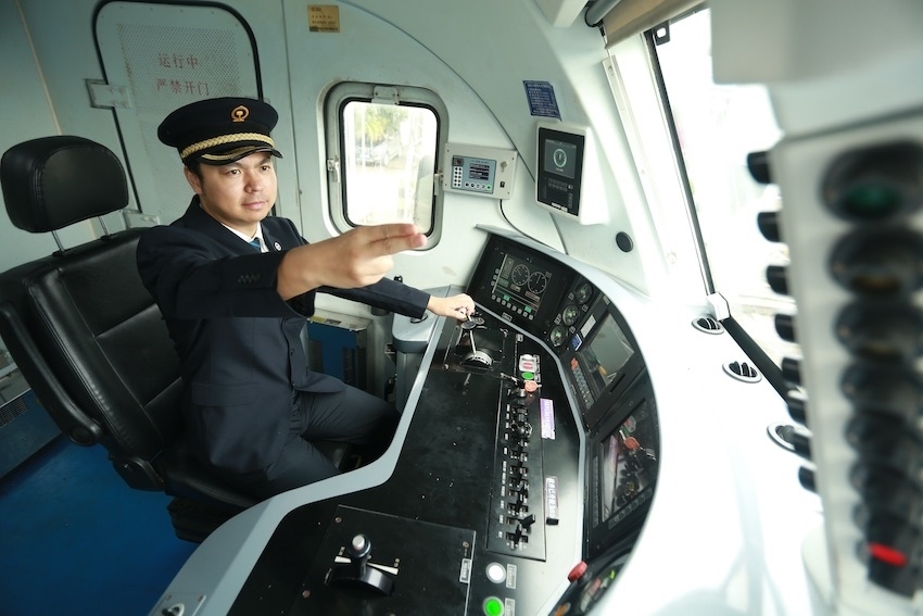 發(fā)車前，仲俊斕確認儀表、指示燈狀態(tài)正常。成都機務段供圖