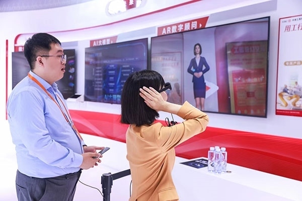 在工商銀行展臺，數(shù)字員工“工曉伴”與觀展游客互動。受訪者供圖