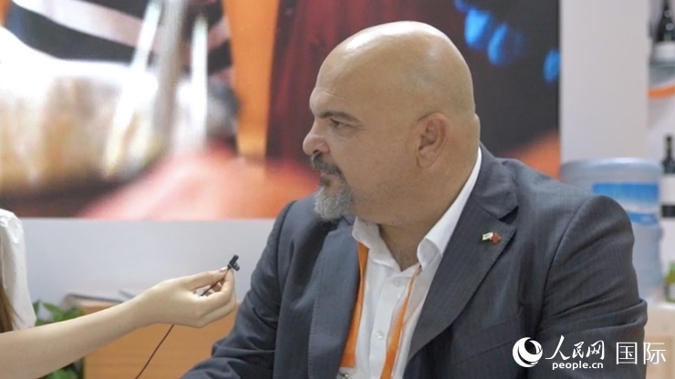 塞浦路斯首席經(jīng)濟(jì)商務(wù)參贊歐陽路接受記者采訪。人民網(wǎng) 王禹蘅攝