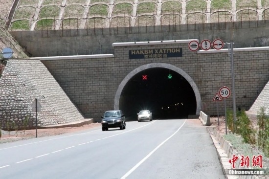 連接塔吉克斯坦南北的重要隧道之一哈特隆隧道由中國(guó)路橋承建，是塔國(guó)南北公路交通的重要干線道路，對(duì)促進(jìn)塔吉克斯坦南北交流和國(guó)民經(jīng)濟(jì)發(fā)展具有重要意義。田冰攝