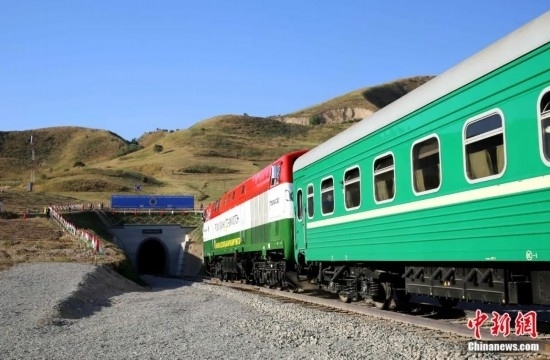 2016年8月24日，塔吉克斯坦“瓦赫達(dá)特-亞灣”鐵路通車。這是絲綢之路經(jīng)濟(jì)帶框架下首個(gè)開工并建成的鐵路項(xiàng)目，具標(biāo)志性意義。圖為火車進(jìn)入由中鐵十九局集團(tuán)有限公司承建的隧道。文龍杰 攝