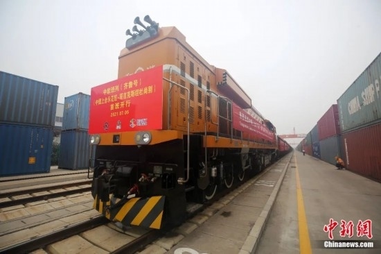 2021年7月5日，中國(guó)—上海合作組織地方經(jīng)貿(mào)合作示范區(qū)（簡(jiǎn)稱“上合示范區(qū)”）前往塔吉克斯坦首都杜尚別的首班中歐班列（齊魯號(hào)）“上合快線”發(fā)出，從上合示范區(qū)青島多式聯(lián)運(yùn)中心啟程，為中國(guó)及日本、韓國(guó)等周邊國(guó)家和地區(qū)與塔吉克斯坦經(jīng)貿(mào)往來(lái)提供了全新的物流解決方案。胡耀杰 攝