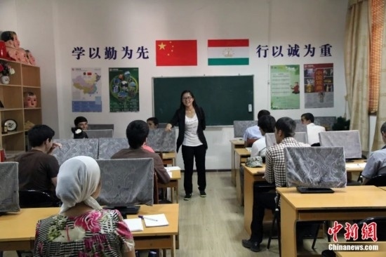 2014年，塔吉克斯坦國(guó)立民族大學(xué)的孔子學(xué)院內(nèi)，教師正在為塔吉克斯坦學(xué)生授課。田冰 攝