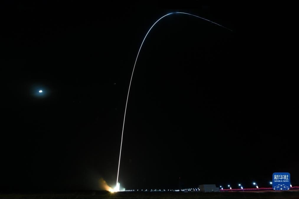 9月7日02時(shí)14分，我國在酒泉衛(wèi)星發(fā)射中心使用長征四號丙運(yùn)載火箭，成功將遙感三十三號03星發(fā)射升空，衛(wèi)星順利進(jìn)入預(yù)定軌道，發(fā)射任務(wù)獲得圓滿成功。新華社發(fā)（汪江波 攝）