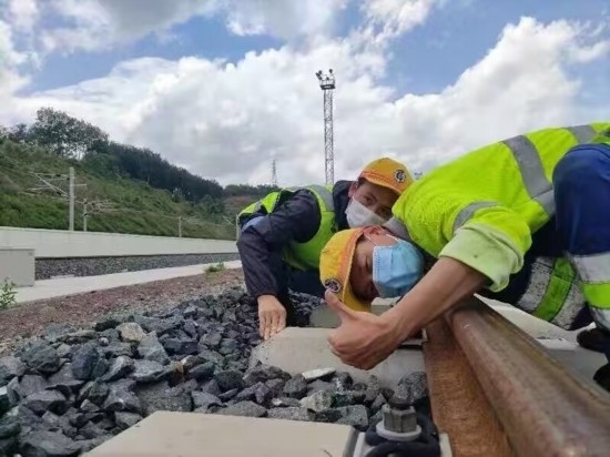 佟郎（左）正在檢修鐵路。受訪者供圖