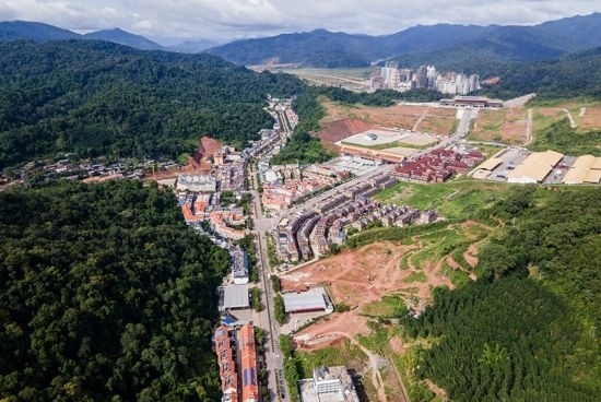 磨憨口岸俯瞰，右前方高層白色建筑群為老撾境內(nèi)。人民網(wǎng)記者 符皓攝