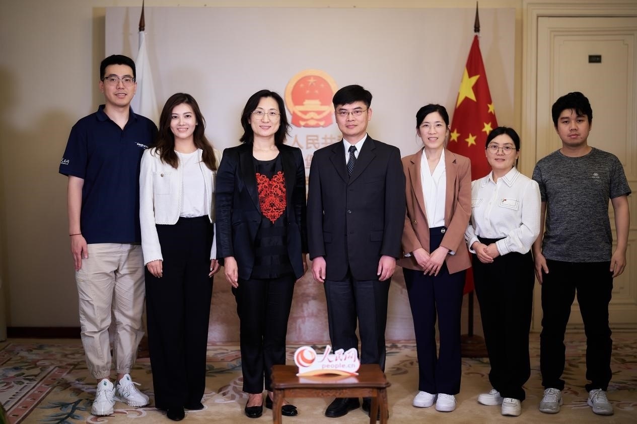 中國駐圣彼得堡副總領(lǐng)事張曉慶（左四）與人民網(wǎng)記者合影。