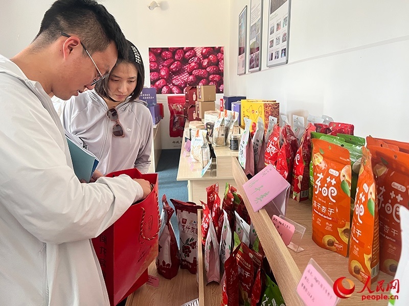 消費者在選購產(chǎn)品。人民網(wǎng)記者 常雪梅攝