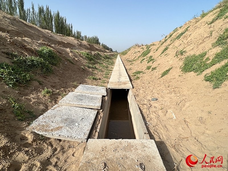 打開蓋板，可見水在寬一米、深一米的渠道內(nèi)暢通流過。人民網(wǎng)記者 常雪梅攝