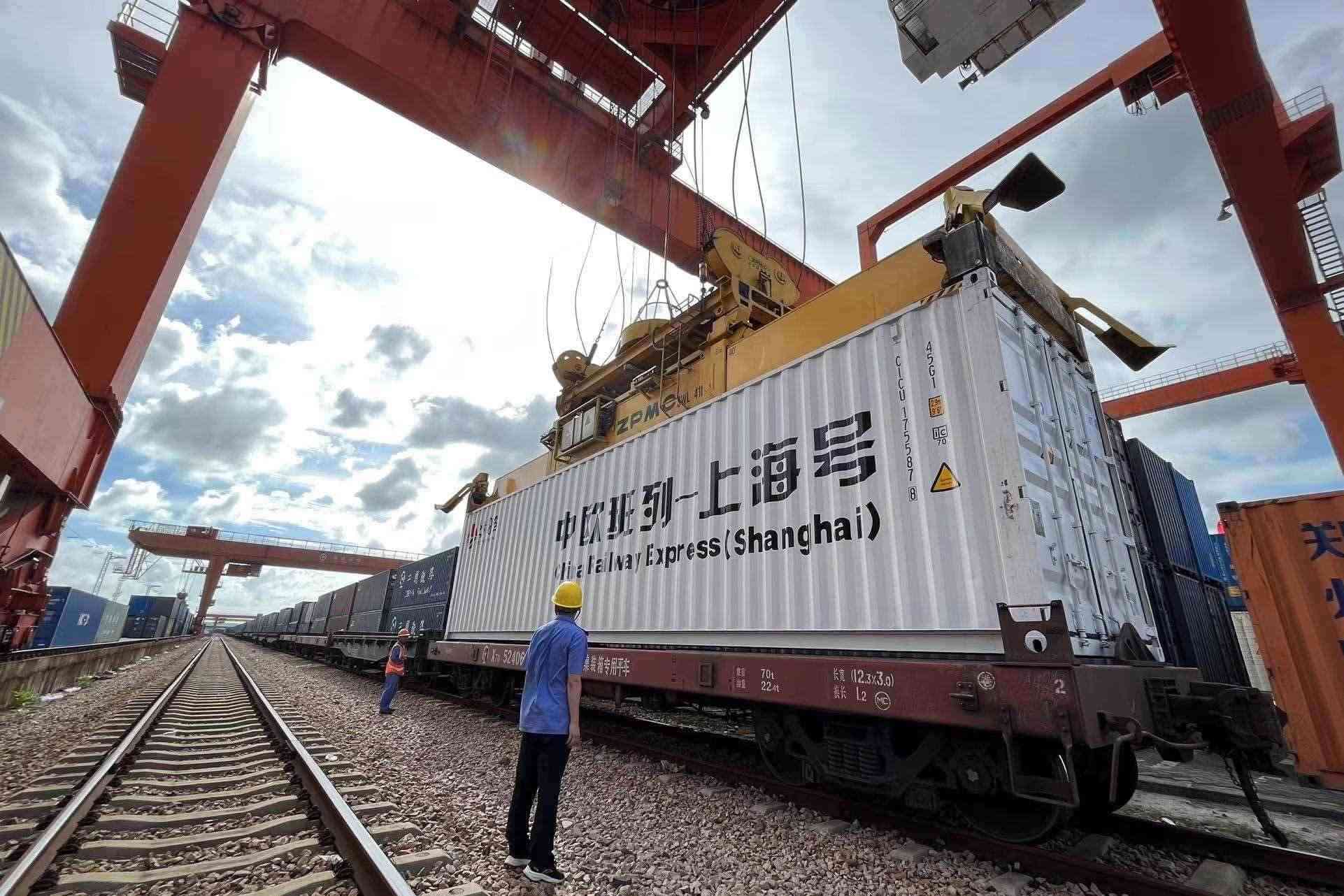 鐵路上海貨運中心閔行站貨場內，吊機在貨運員的監(jiān)裝下進行裝車落箱作業(yè)。人民網(wǎng) 皇甫萬里攝