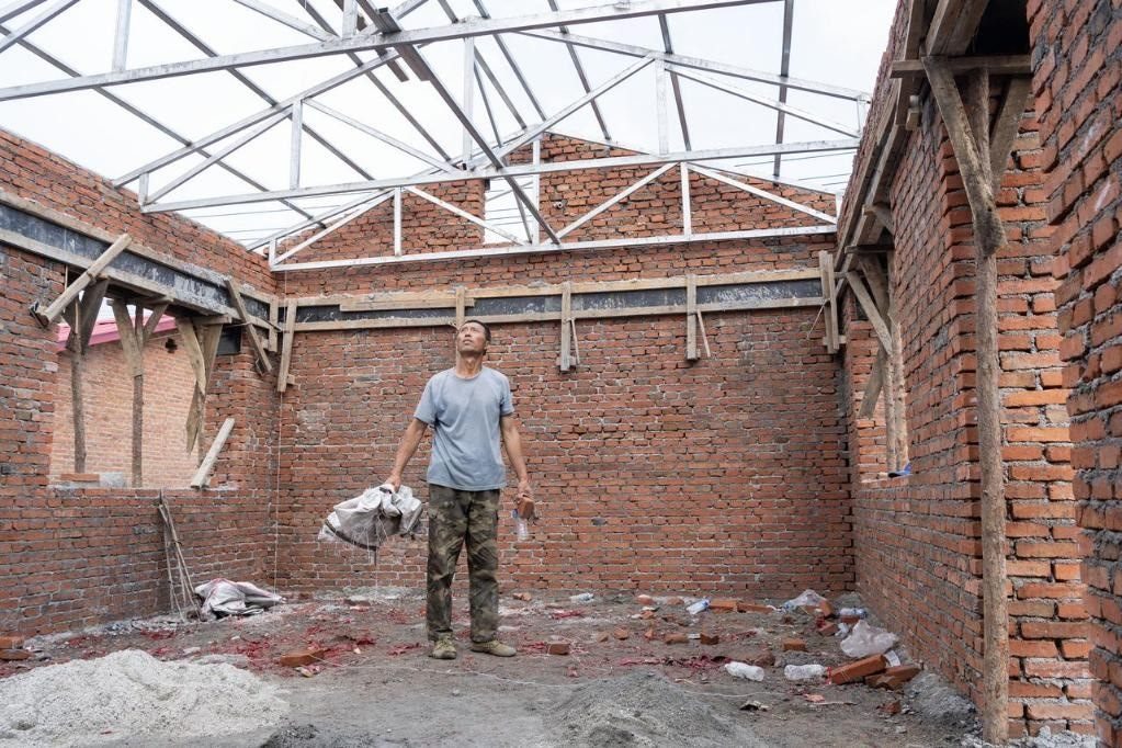 近日，在黑龍江省尚志市老街基鄉(xiāng)基豐村，村民劉環(huán)茂查看新建的房屋。新華社記者 謝劍飛 攝