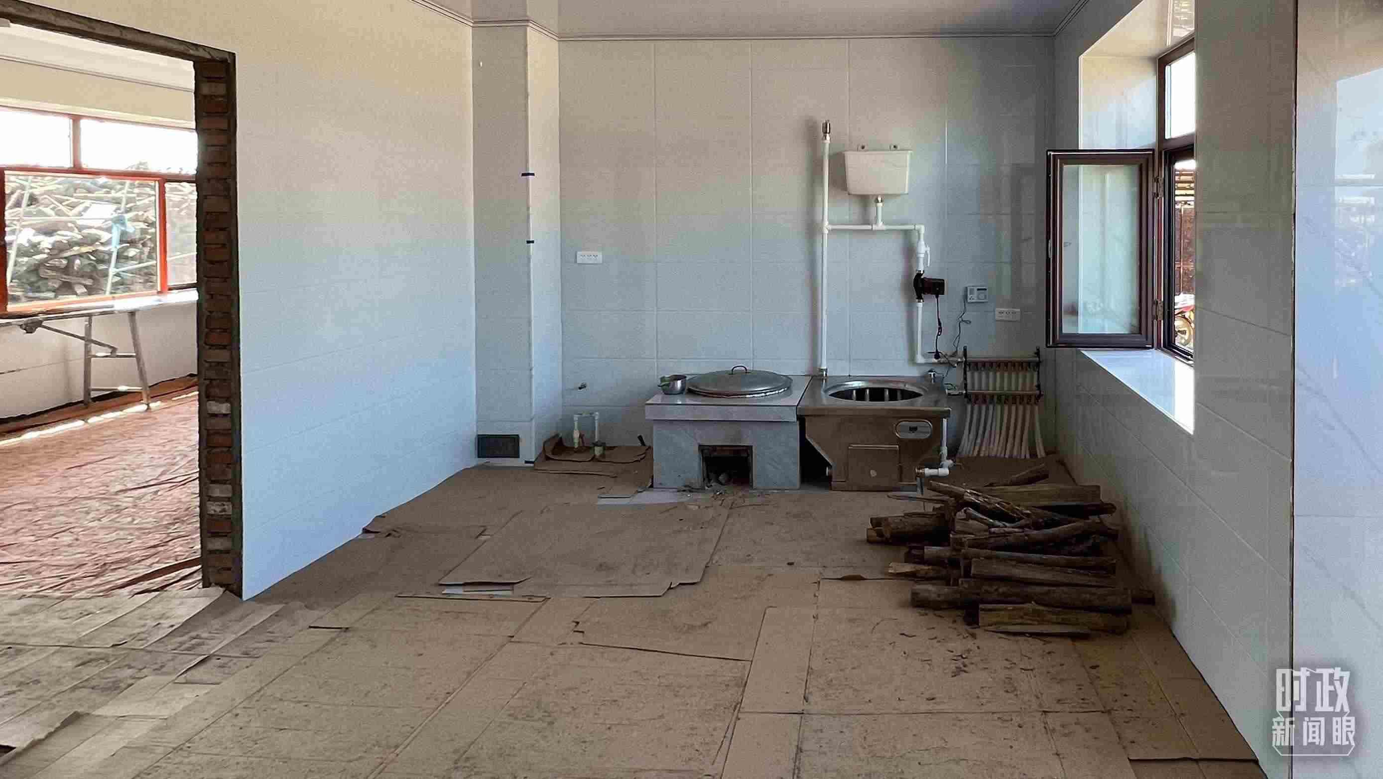 △龍王廟村內(nèi)，受災(zāi)房屋內(nèi)部正在進(jìn)行翻修。（總臺央視記者邢彬拍攝）