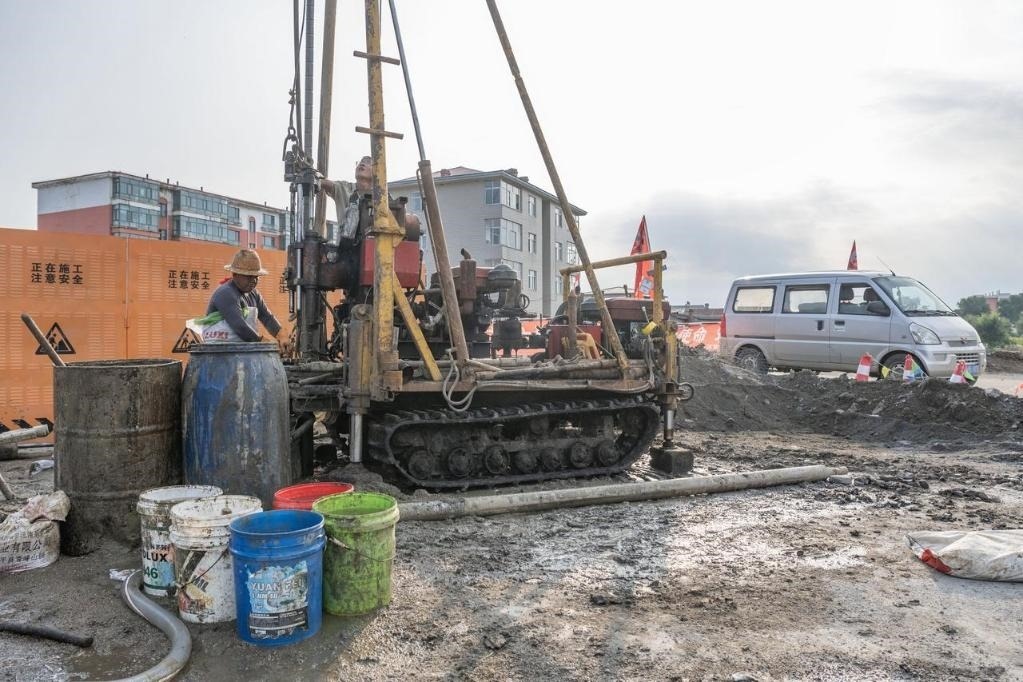 近日，在黑龍江省尚志市老街基鄉(xiāng)，施工人員正在作業(yè)。新華社記者 謝劍飛 攝