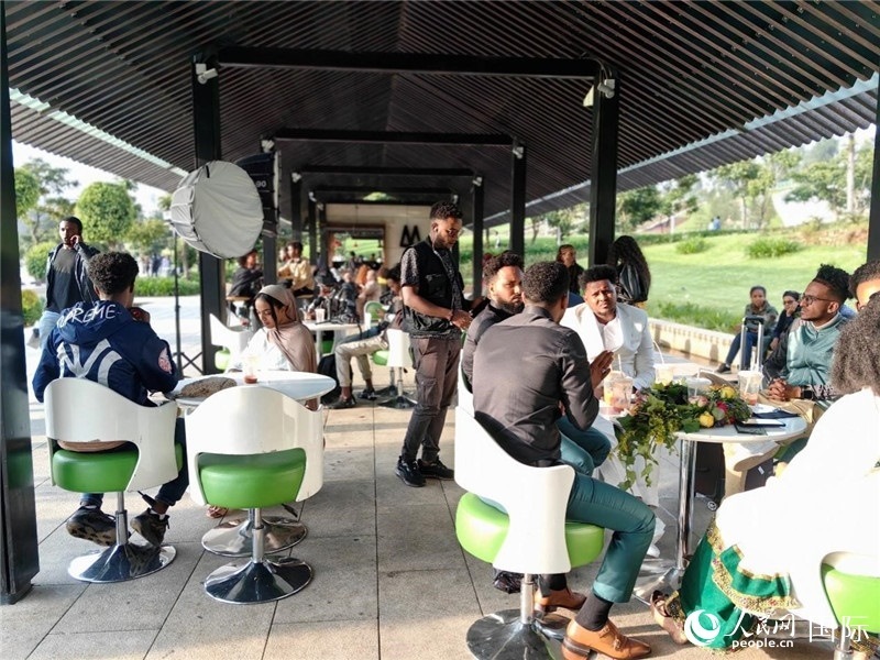 友誼廣場的果汁店一座難求。人民網(wǎng)記者 陳星星攝