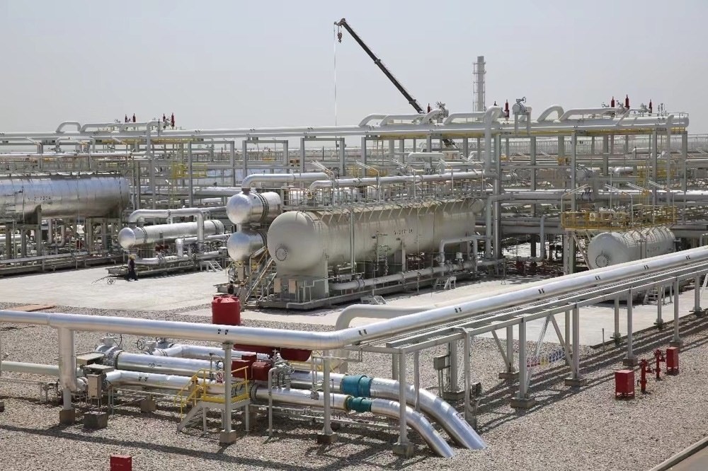 圖為位于伊拉克米桑省阿瑪拉市，由中國石油、道達(dá)爾、馬來西亞石油合資建設(shè)的哈法亞油田油氣處理站。中國石油哈法亞公司/供圖