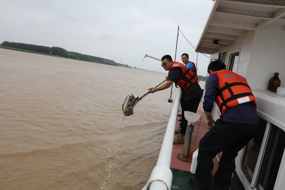 2023年6月29日，調(diào)水調(diào)沙期間，黃河下游利津水文站工作人員在進行取沙作業(yè)。新華社記者 劉詩平 攝