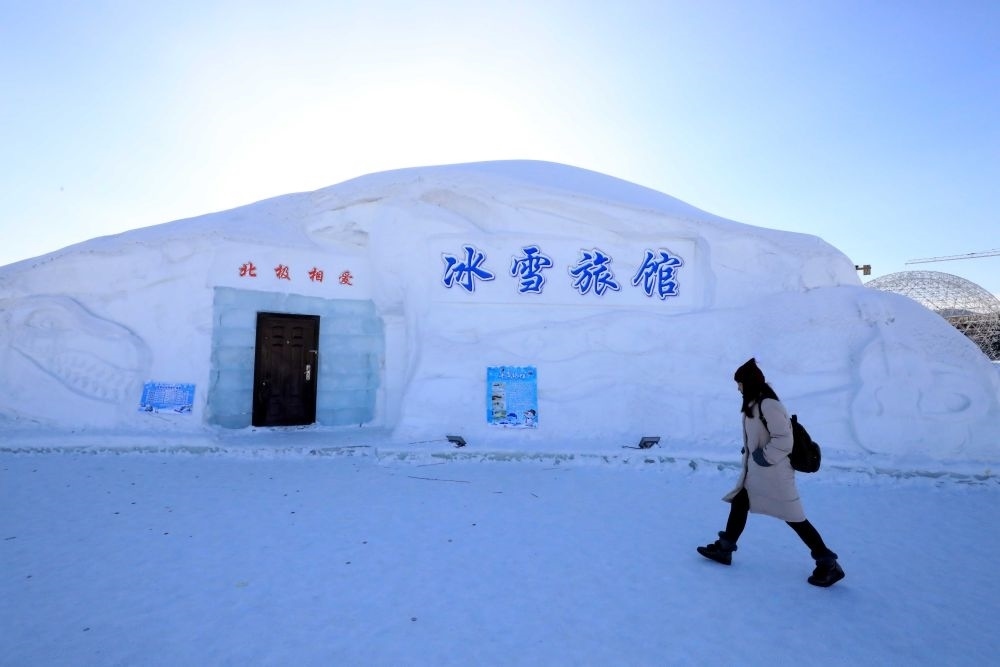 游客從北極村冰雪旅館的一個(gè)房間前走過（2018年1月31日攝）。