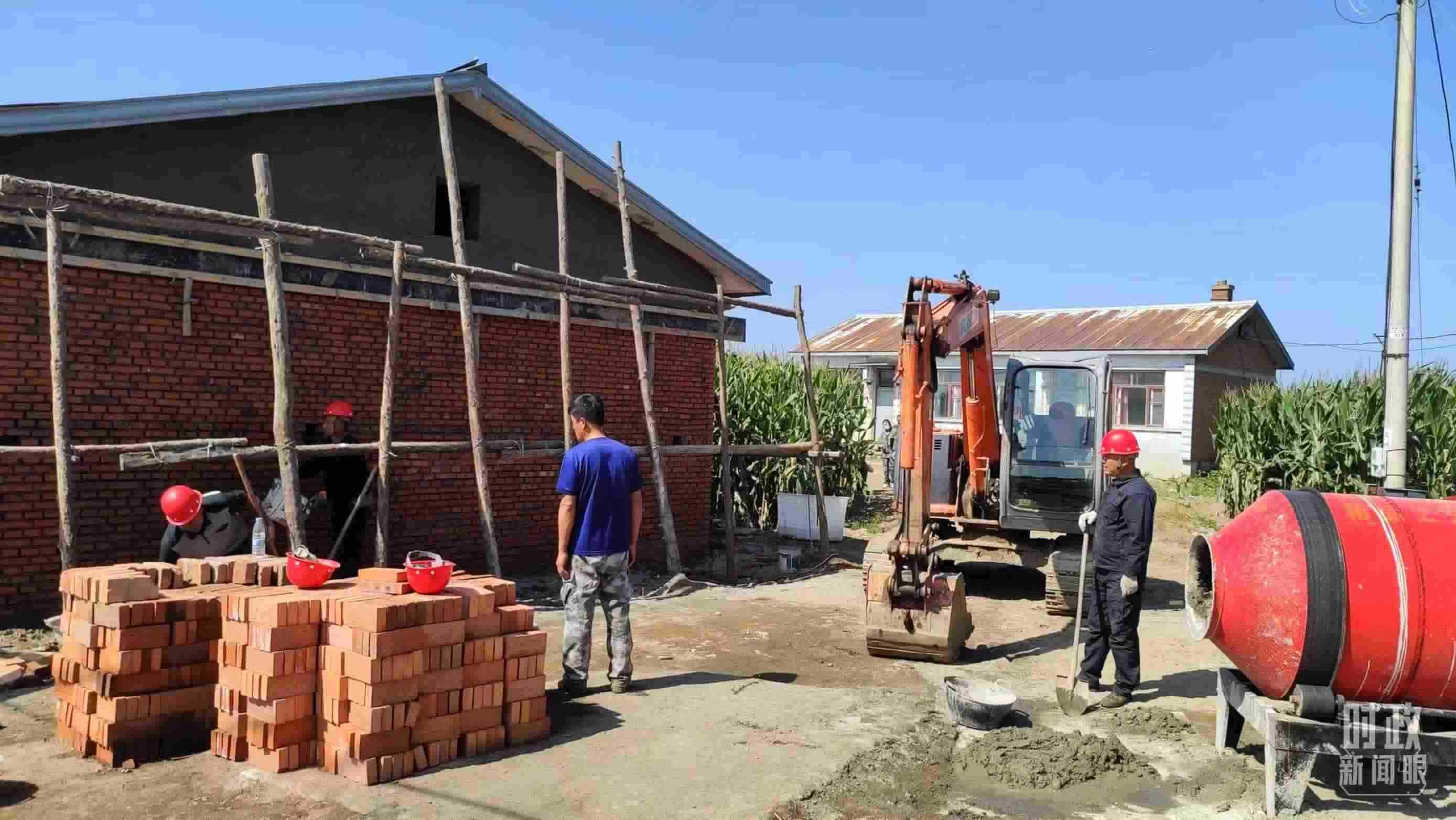 △村民正在修繕被損的房屋。（總臺央視記者薛冠南拍攝）