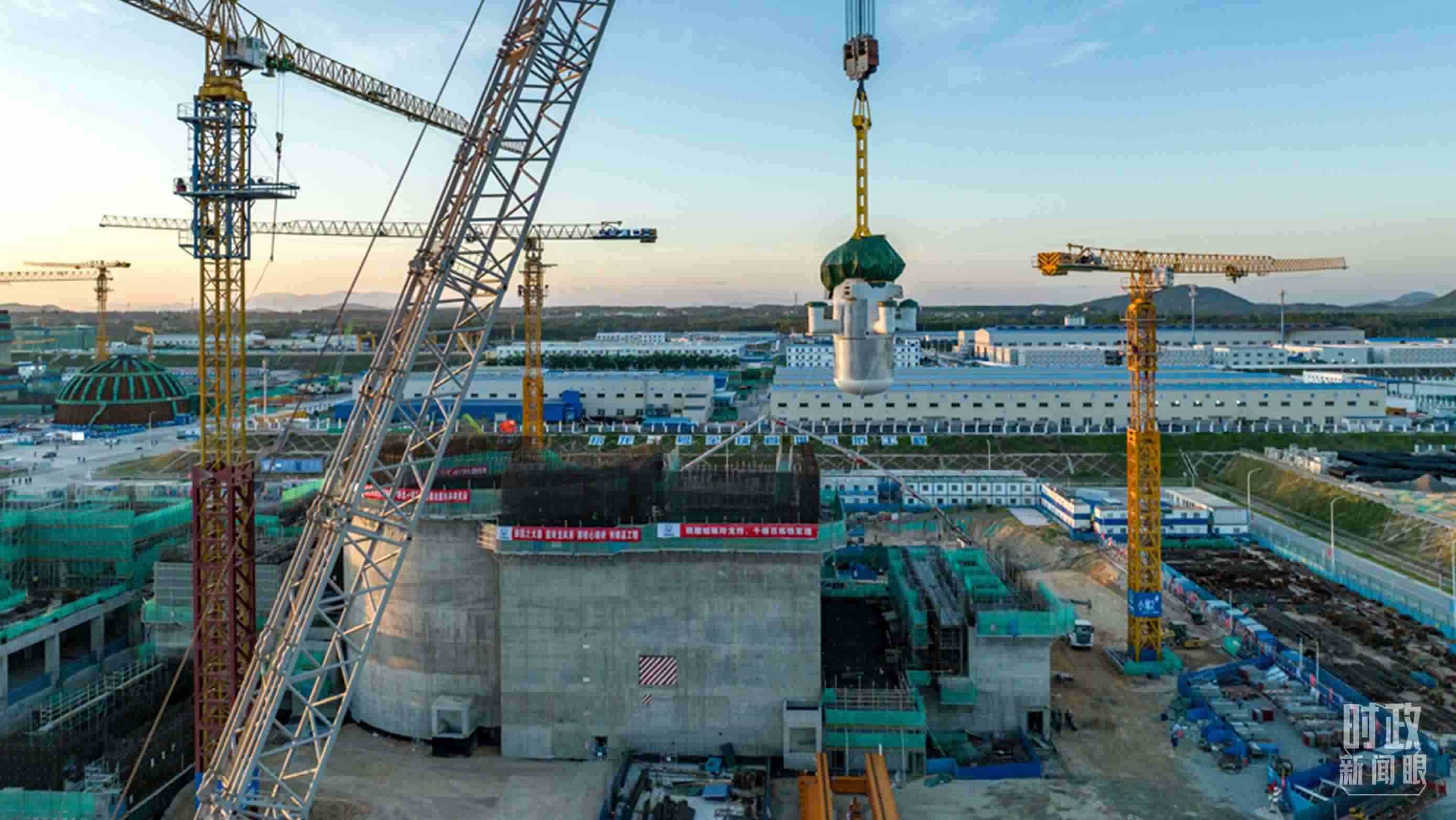 △8月10日，由中國第一重型機(jī)械股份公司承制的玲龍一號反應(yīng)堆核心模塊“玲龍之心”成功吊裝。（圖/國務(wù)院國資委網(wǎng)站）
