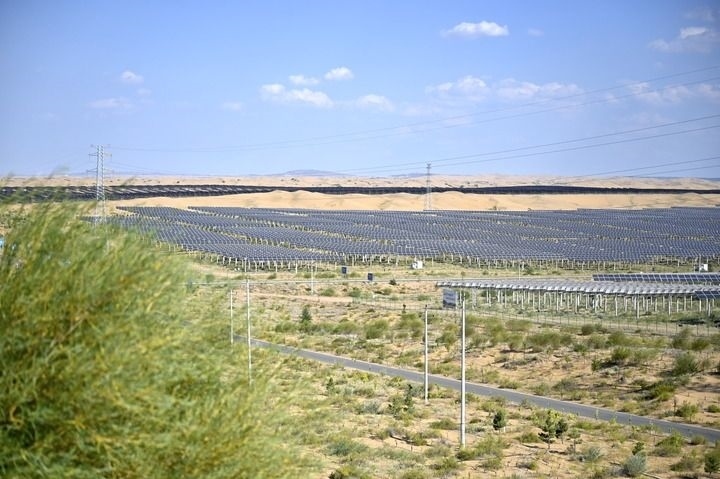 這是2023年8月24日拍攝的內(nèi)蒙古鄂爾多斯市達拉特光伏基地。新華社記者 賀書琛 攝