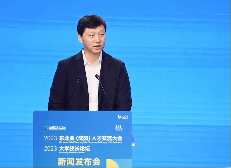 中國(guó)高等教育學(xué)會(huì)副秘書長(zhǎng)吳英策致辭。人民網(wǎng)記者 馬天翼攝