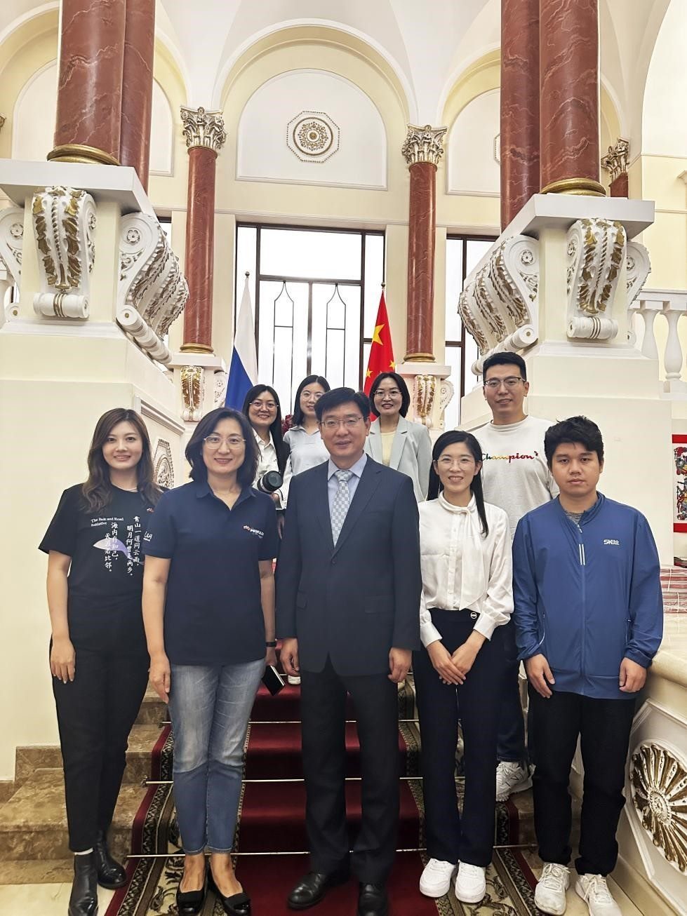 中國駐俄羅斯大使館公使銜文化參贊、莫斯科中國文化中心主任封立濤（前排中）與人民網(wǎng)記者合影。