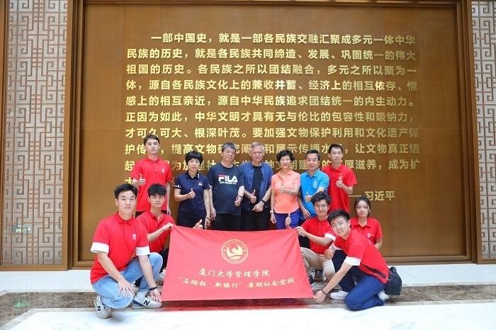 潘維廉和實踐隊師生在昌吉州博物館合影。主辦方供圖