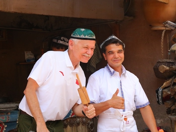 潘維廉和維吾爾族創(chuàng)業(yè)青年合影。主辦方供圖