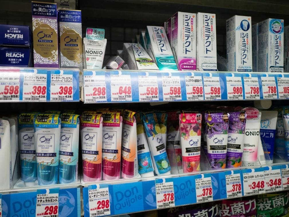 這是8月16日在日本東京新宿一商場拍攝的貨架。新華社記者張笑宇攝