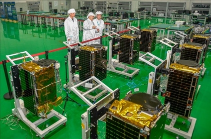 △2022年10月17日，位于吉林長春的長光衛(wèi)星技術(shù)股份有限公司科研人員在衛(wèi)星總裝測試大廳進行相關(guān)測試工作。