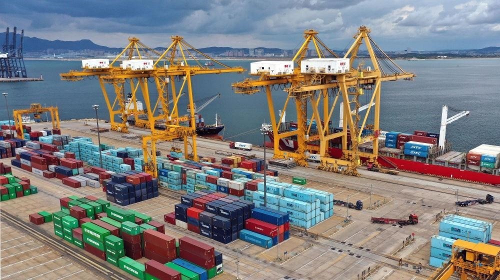 △在遼寧大連市遼寧港口集團大連港集裝箱碼頭，貨輪在裝卸集裝箱。