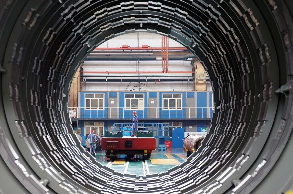 △2023年8月31日，工人在哈電集團哈爾濱電機廠有限責(zé)任公司的水電分廠重型車間作業(yè)。