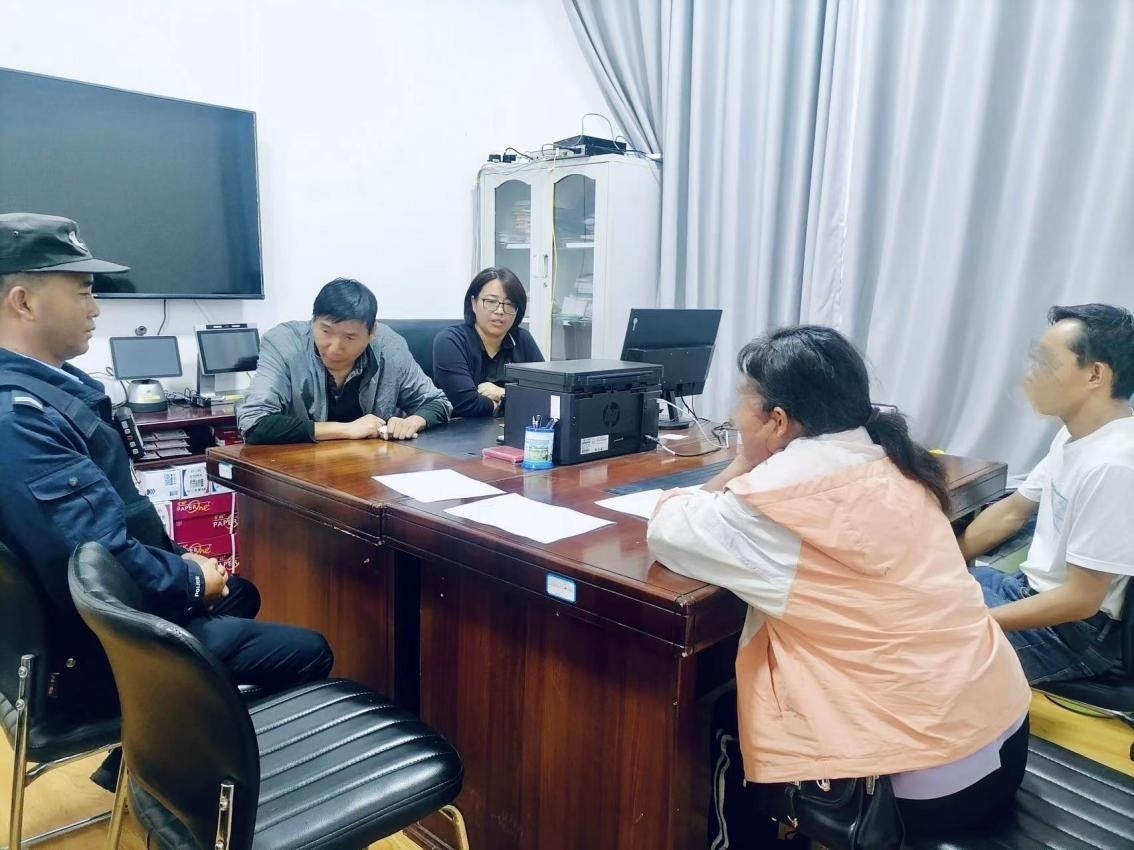 2023年8月4日，和立峰（左二）在調(diào)解一起家庭婚姻糾紛。受訪者供圖