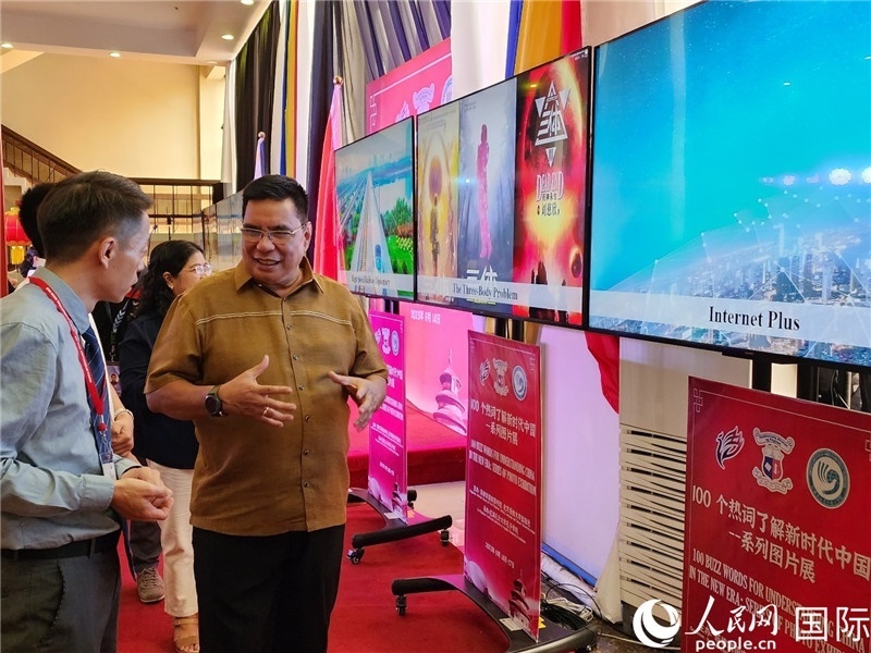 圖為菲律賓國(guó)家圖書(shū)館館長(zhǎng)阿德里亞諾參觀新時(shí)代中國(guó)圖片展。人民網(wǎng)記者樊帆攝