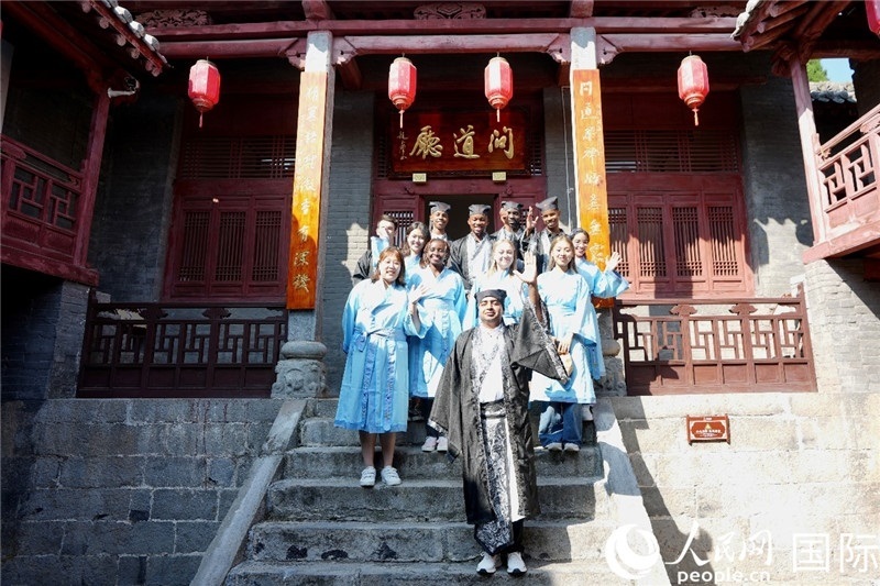 圖為選手們在海會書院內(nèi)合影留念。人民網(wǎng) 盧鵬宇攝