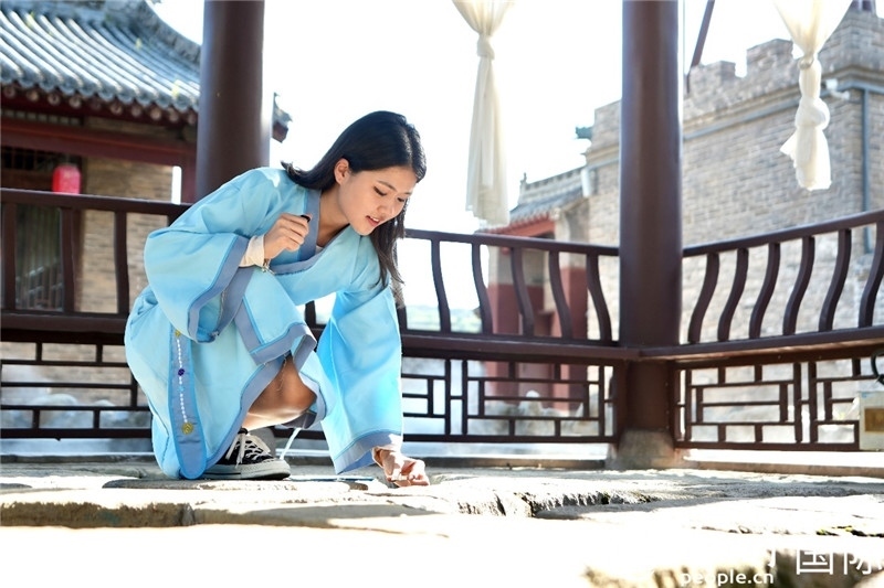 圖為選手在“曲水流觴亭”將“桃心”蠟燭放入渠中。人民網(wǎng) 盧鵬宇攝