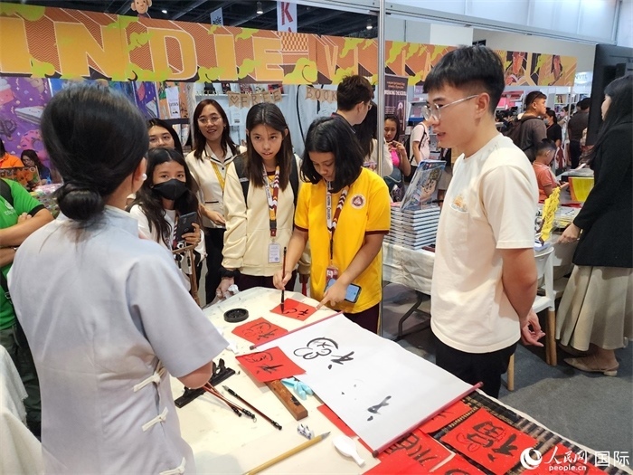 中國(guó)圖書(shū)展亮相第43屆菲律賓馬尼拉國(guó)際書(shū)展。人民網(wǎng)記者 樊帆攝