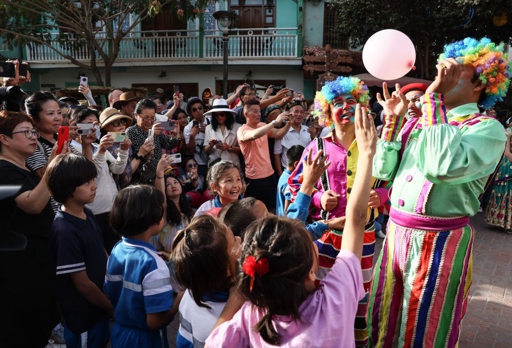 演員與小朋友在新疆喀什古城景區(qū)互動(dòng)（2023年9月7日攝）。新華社記者 蘭紅光 攝
