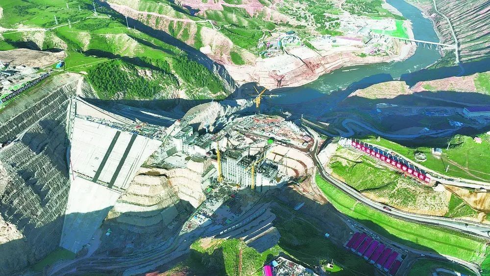 瑪爾擋水電站項目建設現(xiàn)場。國家能源集團青?，敔枔跛娬竟﹫D