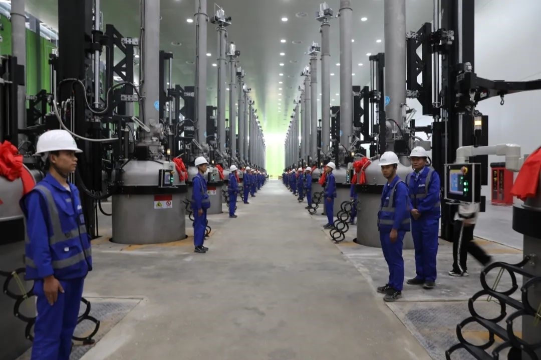 晶科能源二期20GW拉棒切方項目投產現(xiàn)場。南川工業(yè)園區(qū)管委會供圖